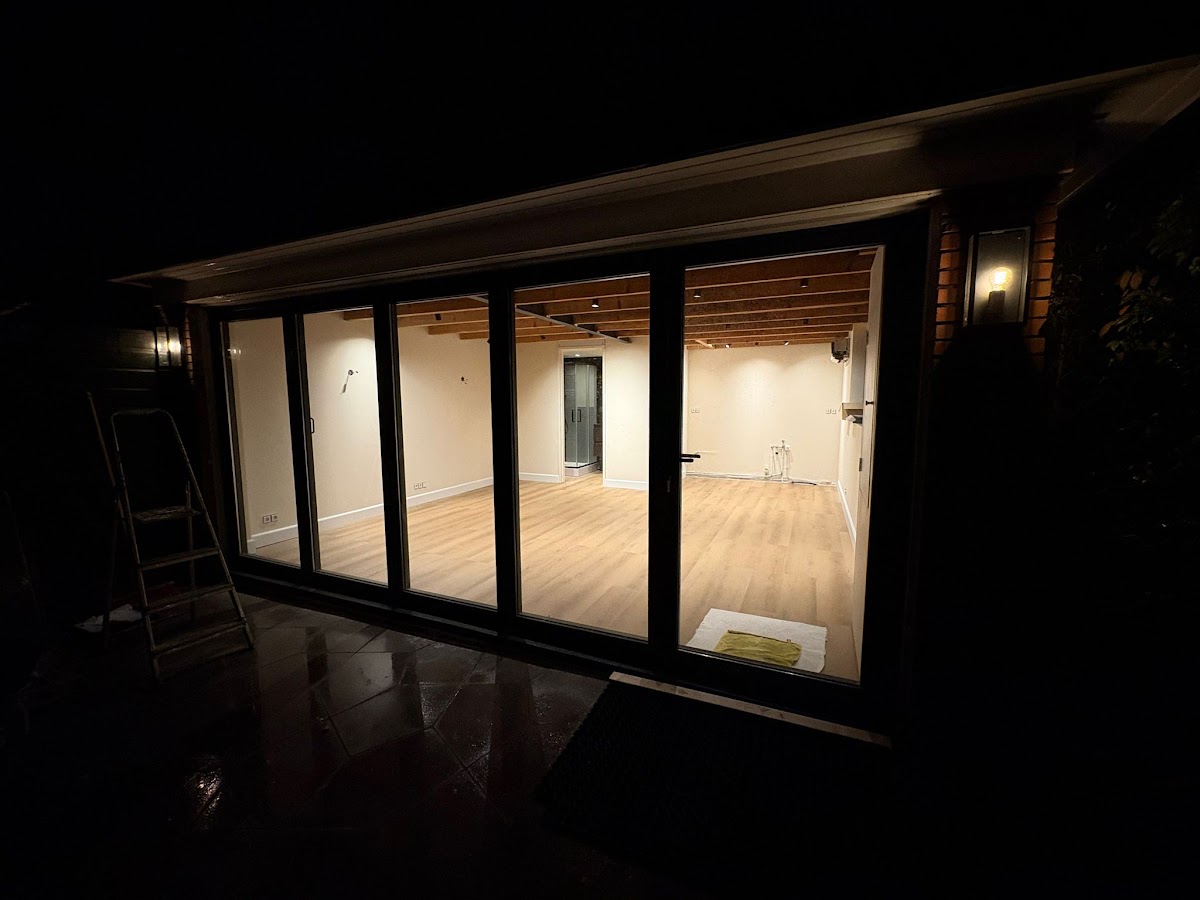 Verlichte schuifpui aan de tuinzijde van een woning