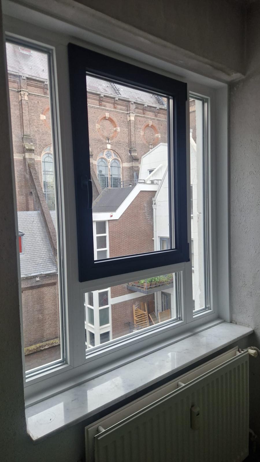 Wit kunststof kozijn in een gevel