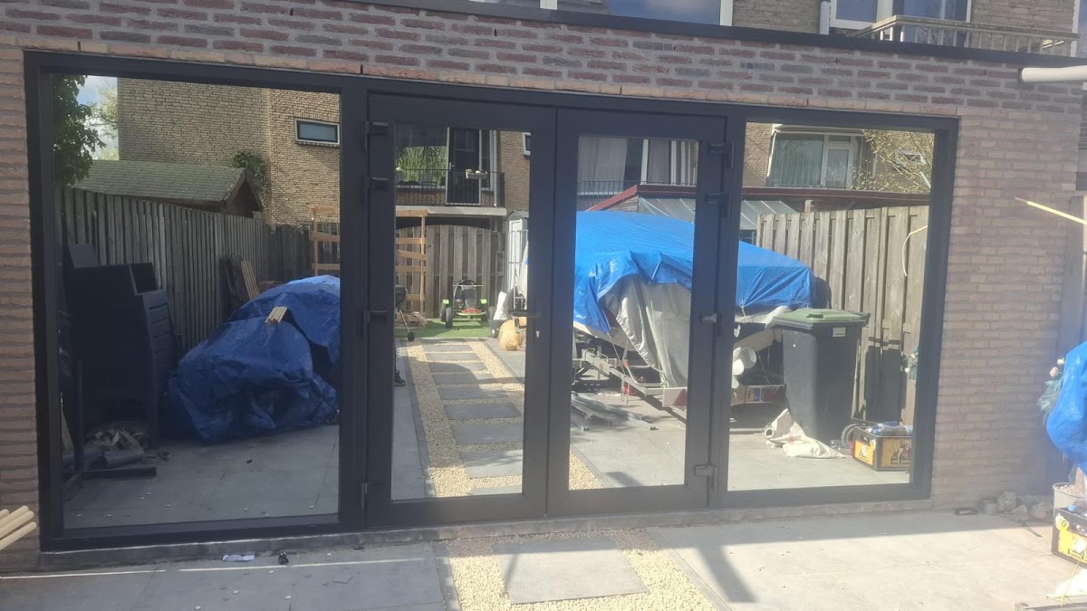 Aluminium tuindeuren met vaste glasdelen