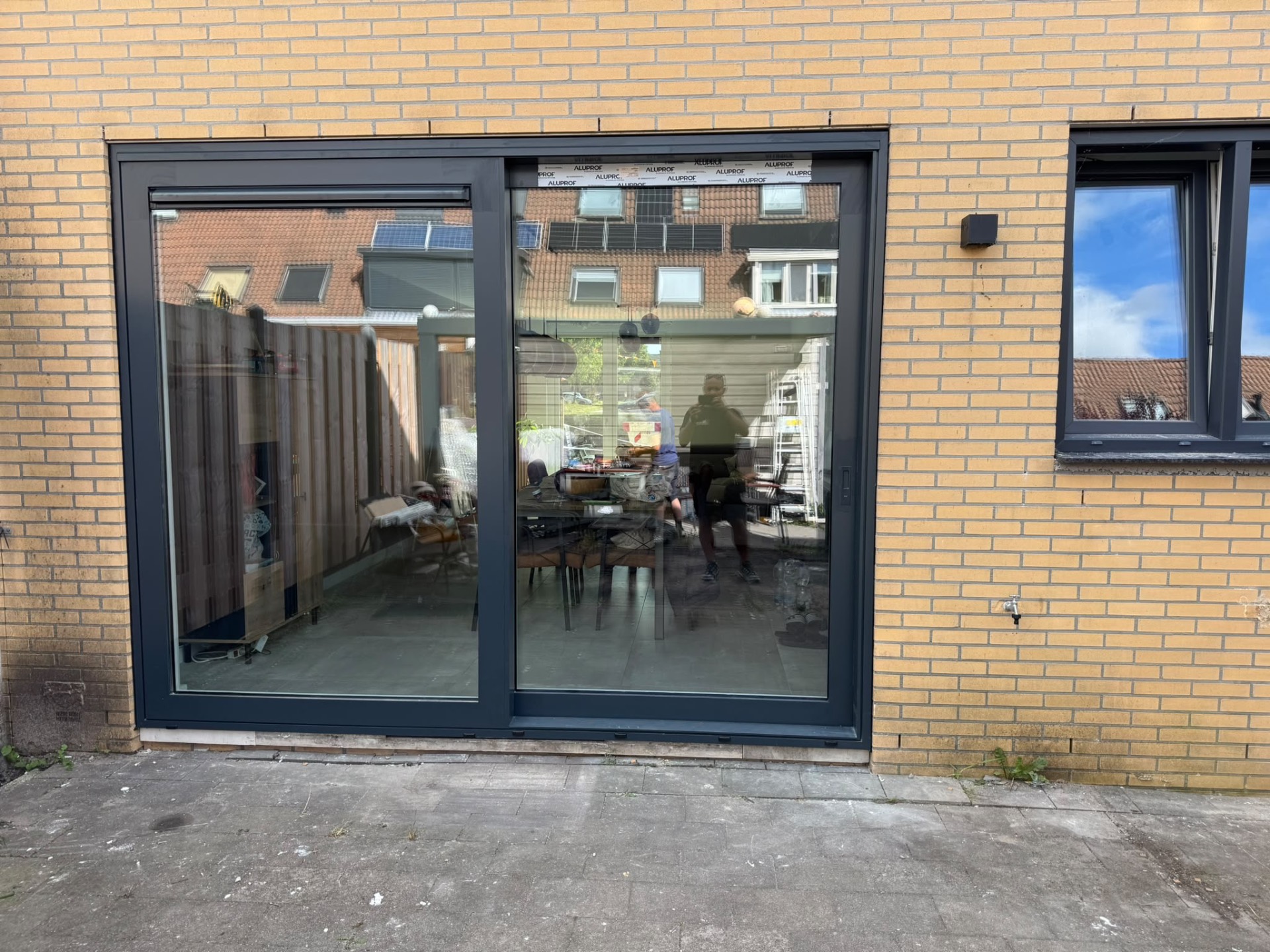 Grote schuifpui tussen woonkamer en tuin