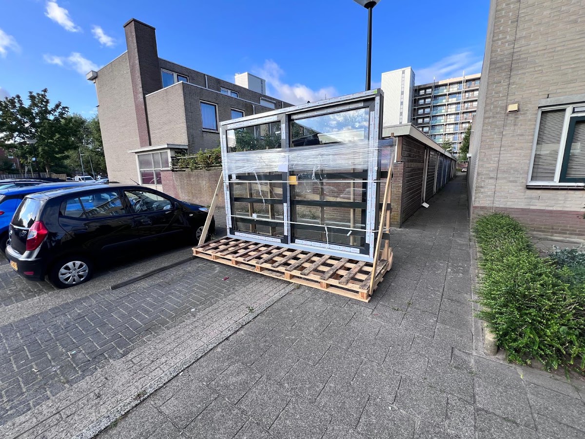 Levering van kozijnen op de bouwplaats