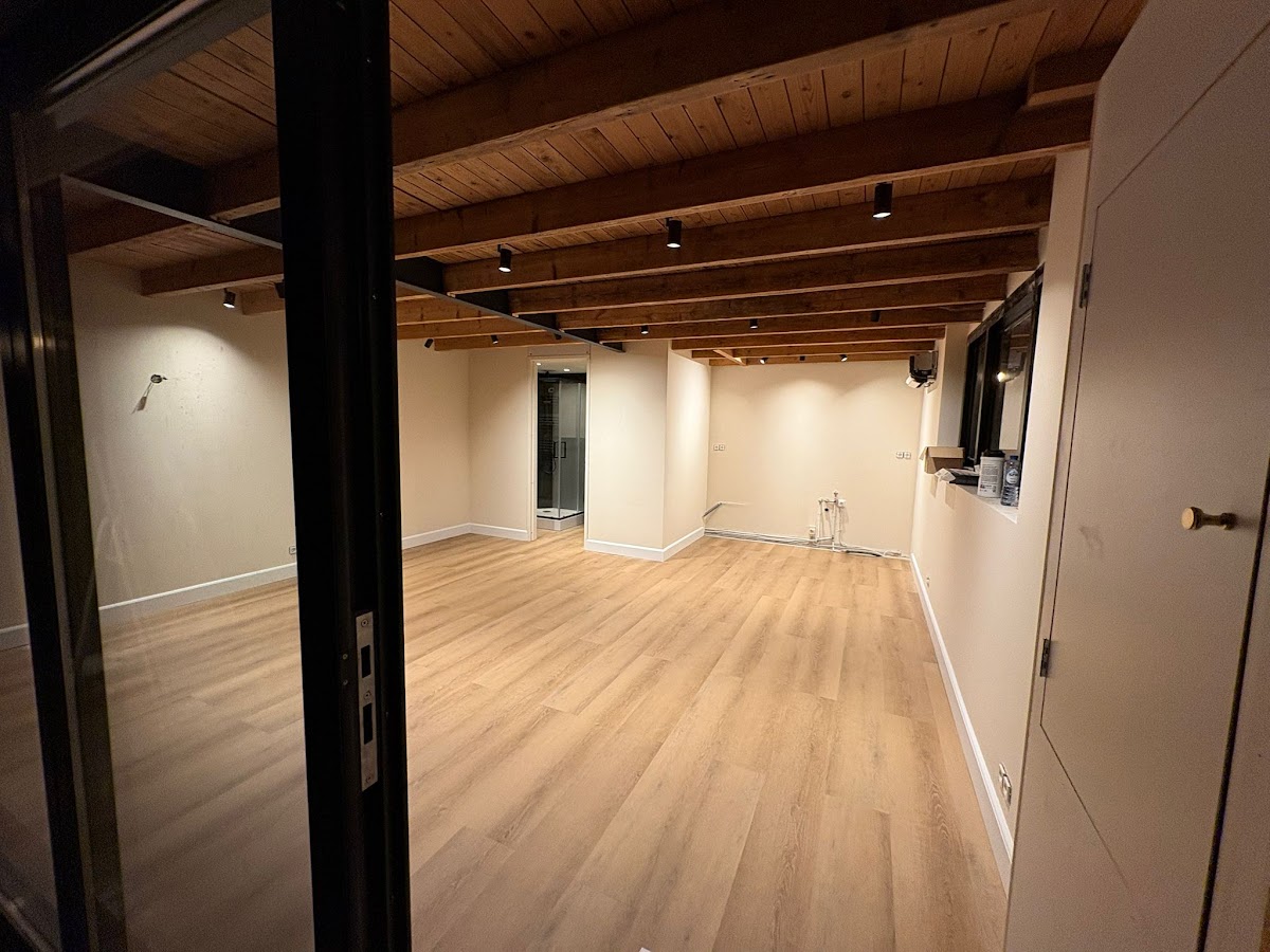 Woonkamer met nieuwe binnendeur en vloer