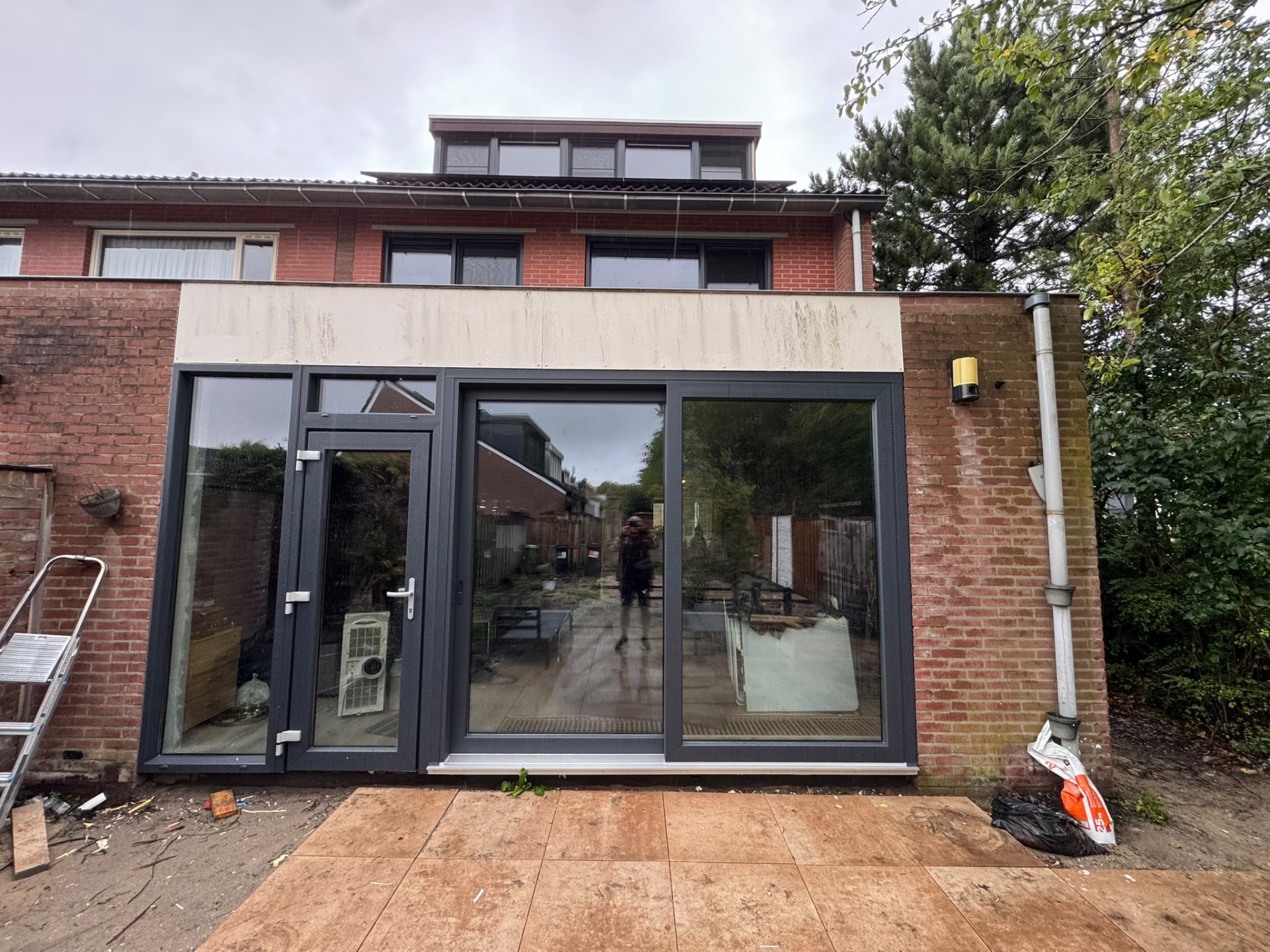 Slanke zwarte aluminium kozijnen met grote glaspartij